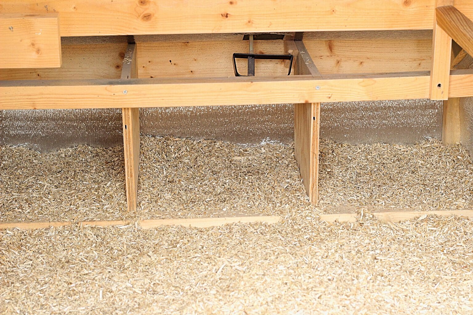 What is the best bedding for your chicken coop? Dani's Midlife Homestead