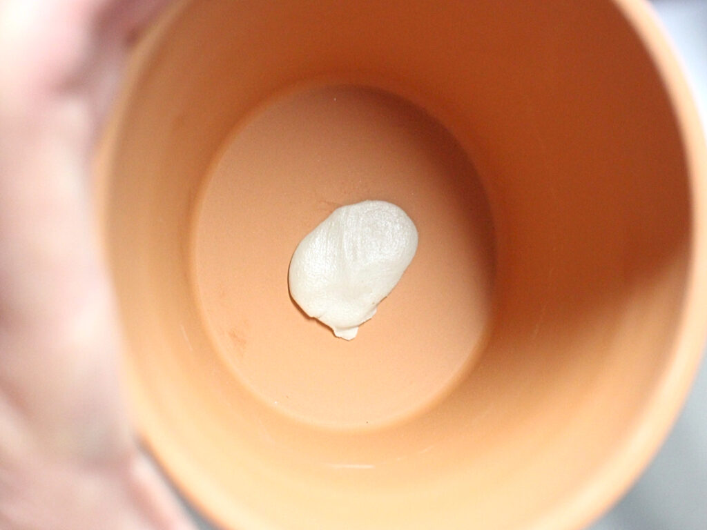 drainage hole plugged with plumbers putty