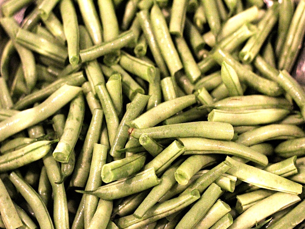 bowl of green beans cleaned and ready to can the raw pack method