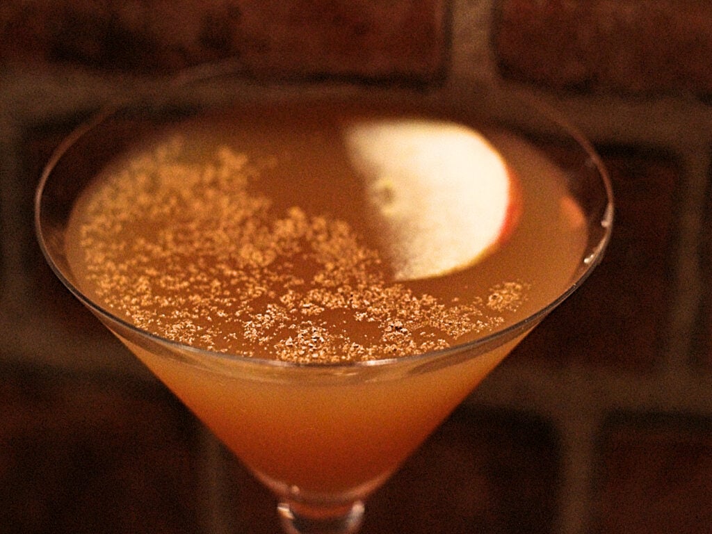 caramel apple cider martini with apple slice garnish